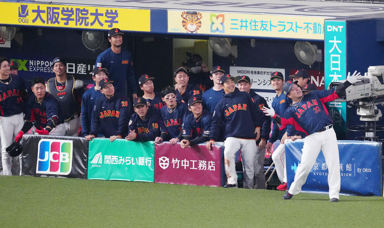 侍ジャパン対オリックス　8回裏侍ジャパン無死、左越えソロ本塁打を放ち、どすこいポーズを決める山川（右端）（撮影・江口和貴）