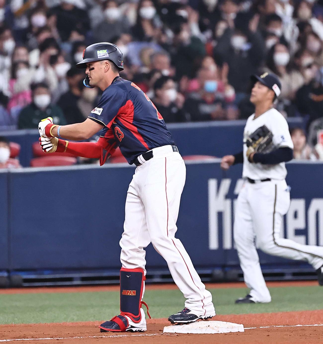 WBC強化試合　侍ジャパン対オリックス　7回裏侍ジャパン2死、三塁打を放ったヌートバーはペッパーミルポーズを決める（撮影・上田博志）