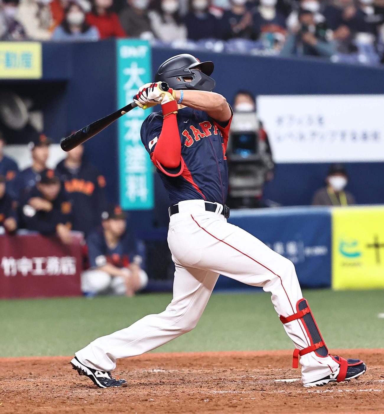 侍ジャパン対オリックス　7回裏侍ジャパン2死、ヌートバーは中越えに三塁打を放つ（撮影・上田博志）