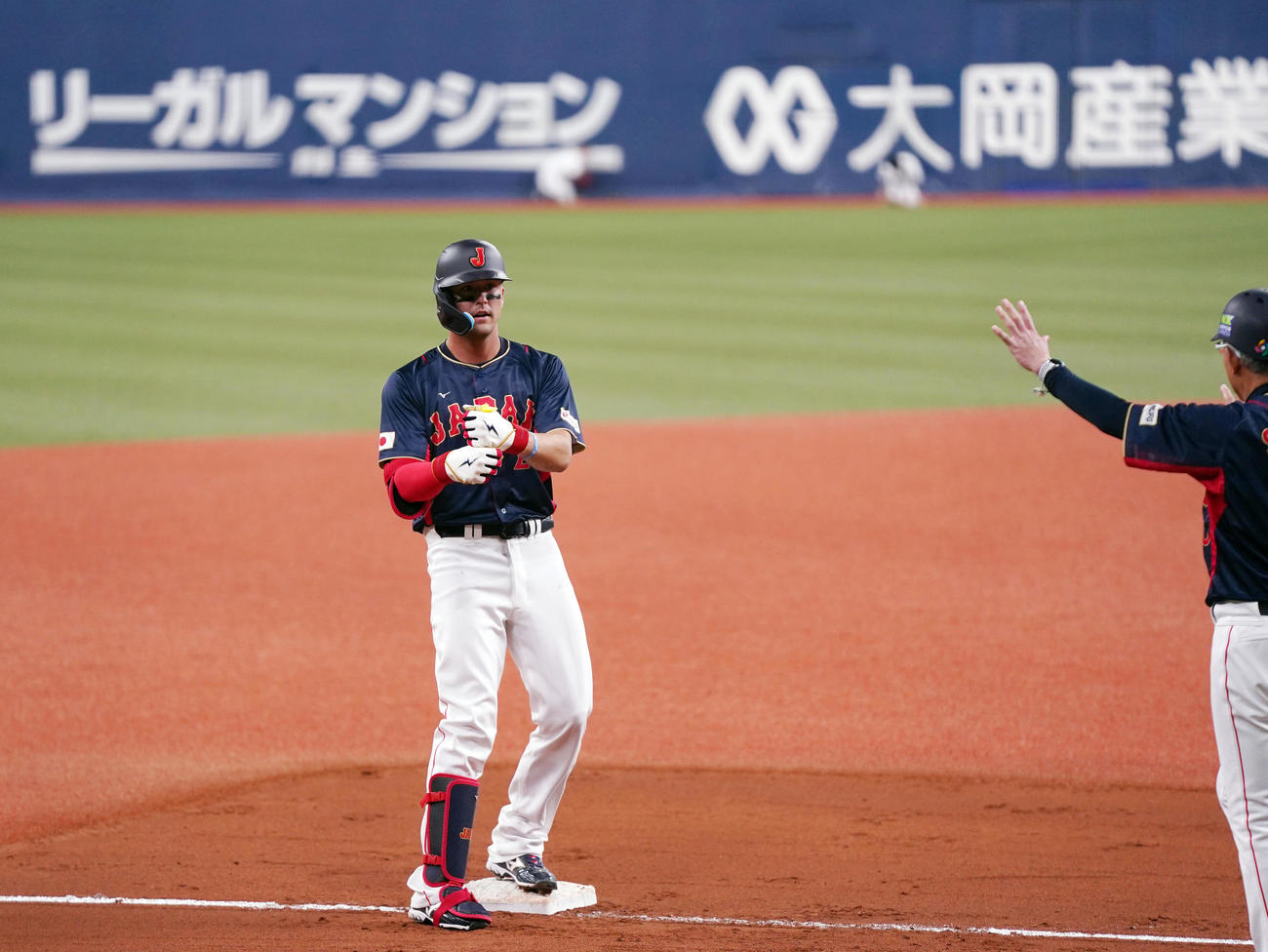 侍ジャパン対オリックス　7回裏侍ジャパン2死、三塁打を放ち、ペッパーミルパフォーマンスを見せるヌートバー（撮影・狩俣裕三）