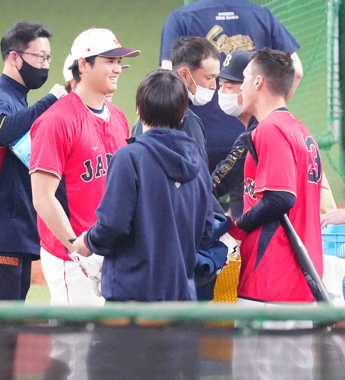 侍ジャパン対オリックス　試合前の打撃練習を終え、ヌートバー（右）と言葉を交わす大谷（撮影・江口和貴）