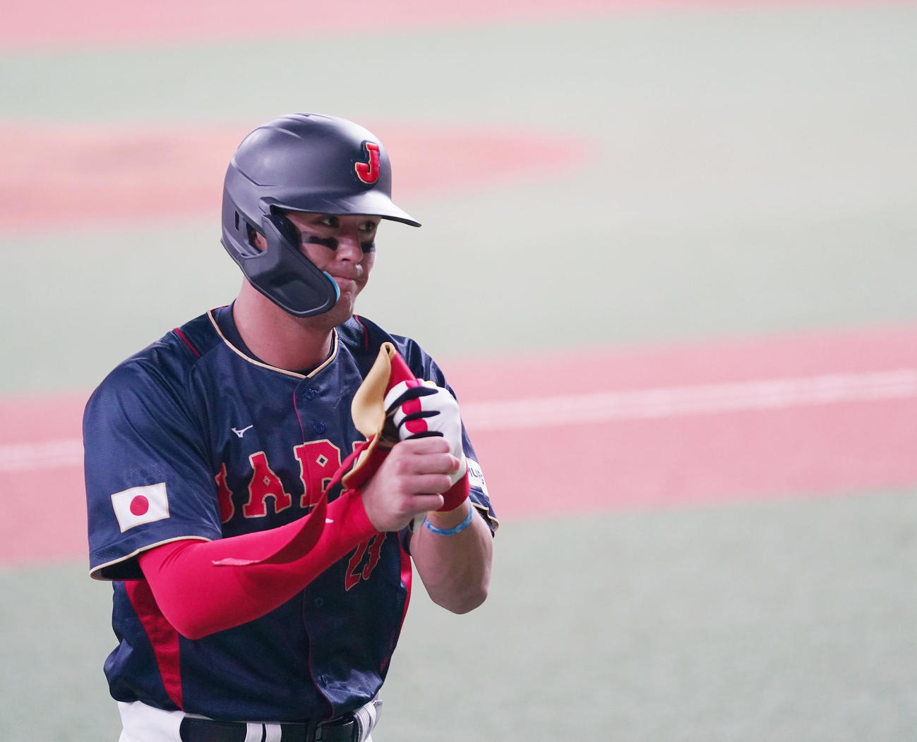 侍ジャパン対オリックス　7回裏侍ジャパン2死、三塁打を放った後、代走周東と交代し、ペッパーミルパフォーマンスでベンチに戻るに戻るヌートバー（撮影・狩俣裕三）