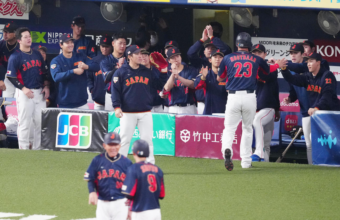 侍ジャパン対オリックス　7回裏、三塁打で代走を送られ、ベンチに引き揚げる侍ジャパン・ヌートバー（手前右）をペッパーミル・パフォーマンスで迎える大谷（左から2人目）ら（撮影・江口和貴）