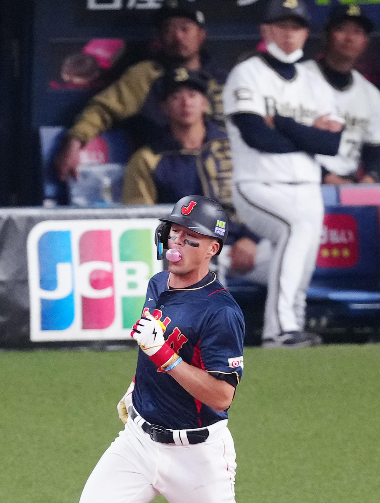 侍ジャパン対オリックス　5回裏侍ジャパン2死一塁、中飛に倒れたヌートバーはガムを膨らませる（撮影・江口和貴）