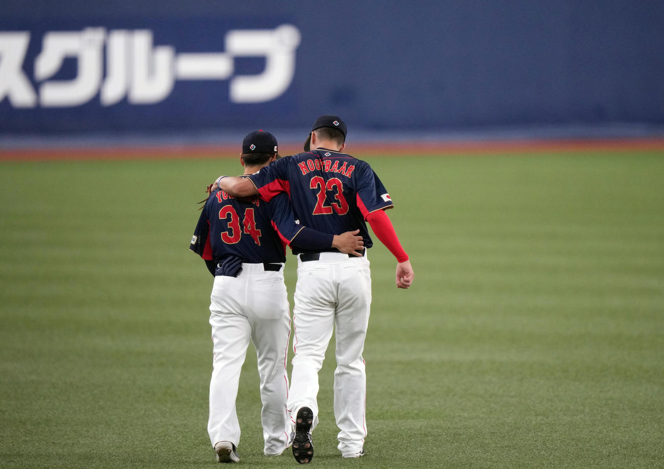 侍ジャパン対オリックス　6回裏を終え、話をしながら守備位置へ向かう吉田（左）とヌートバー（撮影・狩俣裕三）