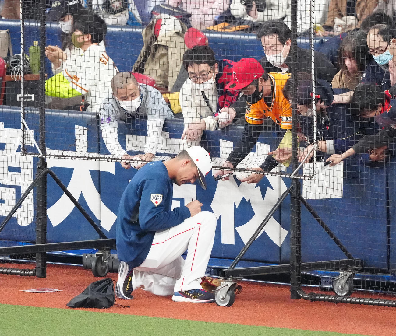 侍ジャパン対オリックス　試合前、ファンにサインするヌートバー（撮影・江口和貴）