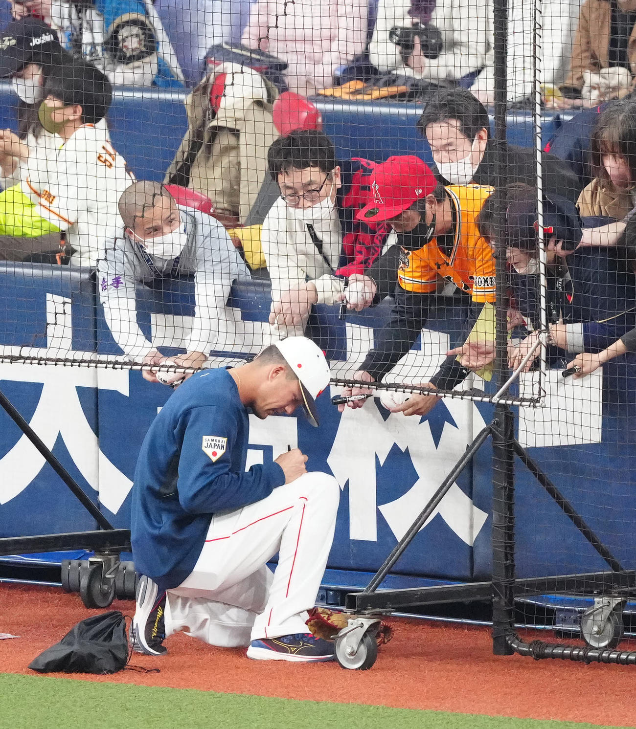 侍ジャパン対オリックス　試合前、ファンサインするヌートバー（撮影・江口和貴）