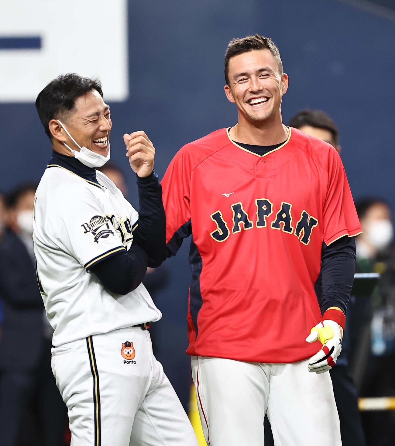 オリックス「田口コーチ（左）に笑顔であいさつをするヌートバー（撮影・上田博志）