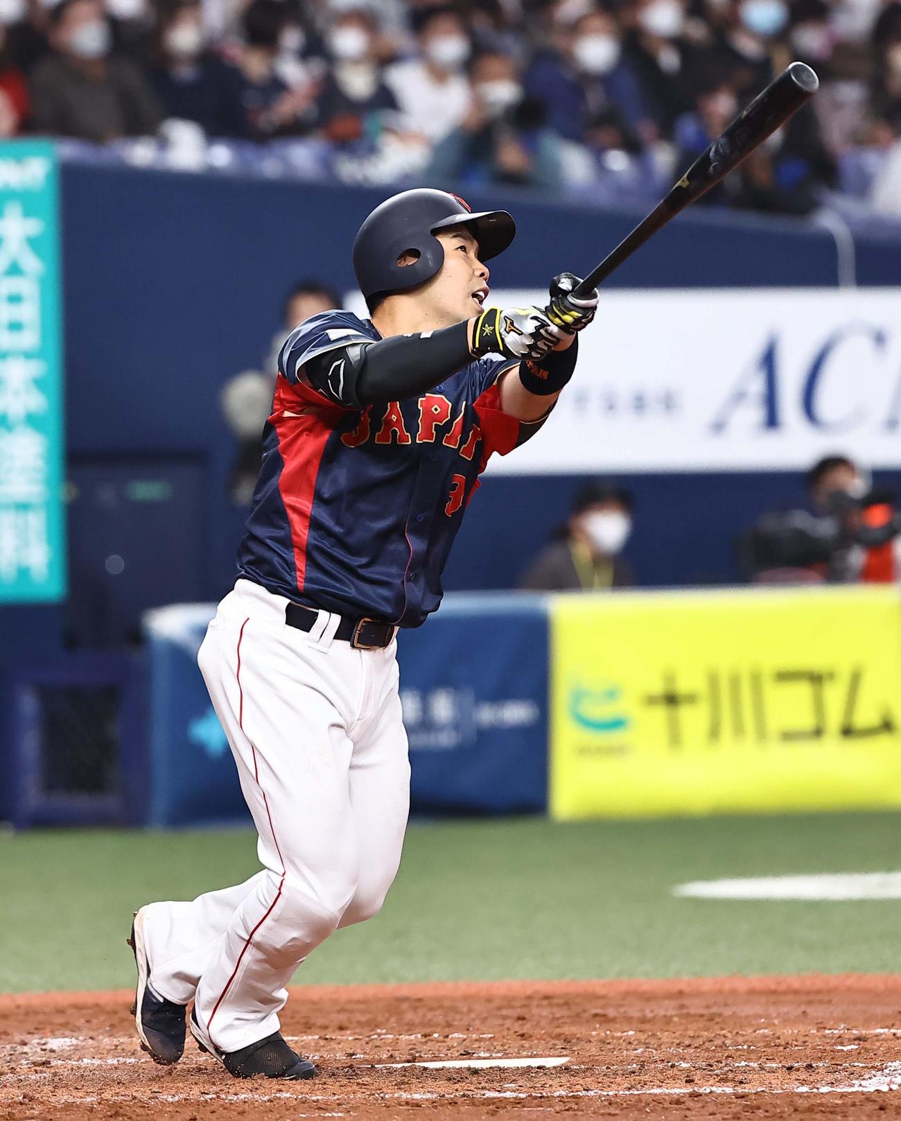 侍ジャパン対オリックス　4回裏侍ジャパン2死、右越え二塁打を放つ近藤（撮影・上田博志）