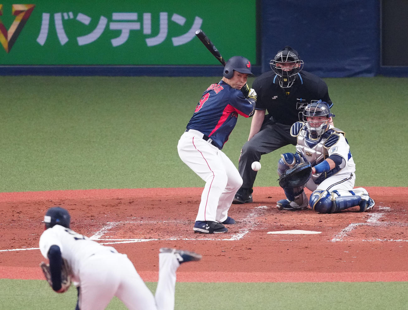 侍ジャパン対オリックス　2回裏侍ジャパン2死一塁、四球を選ぶ近藤。投手東（撮影・江口和貴）