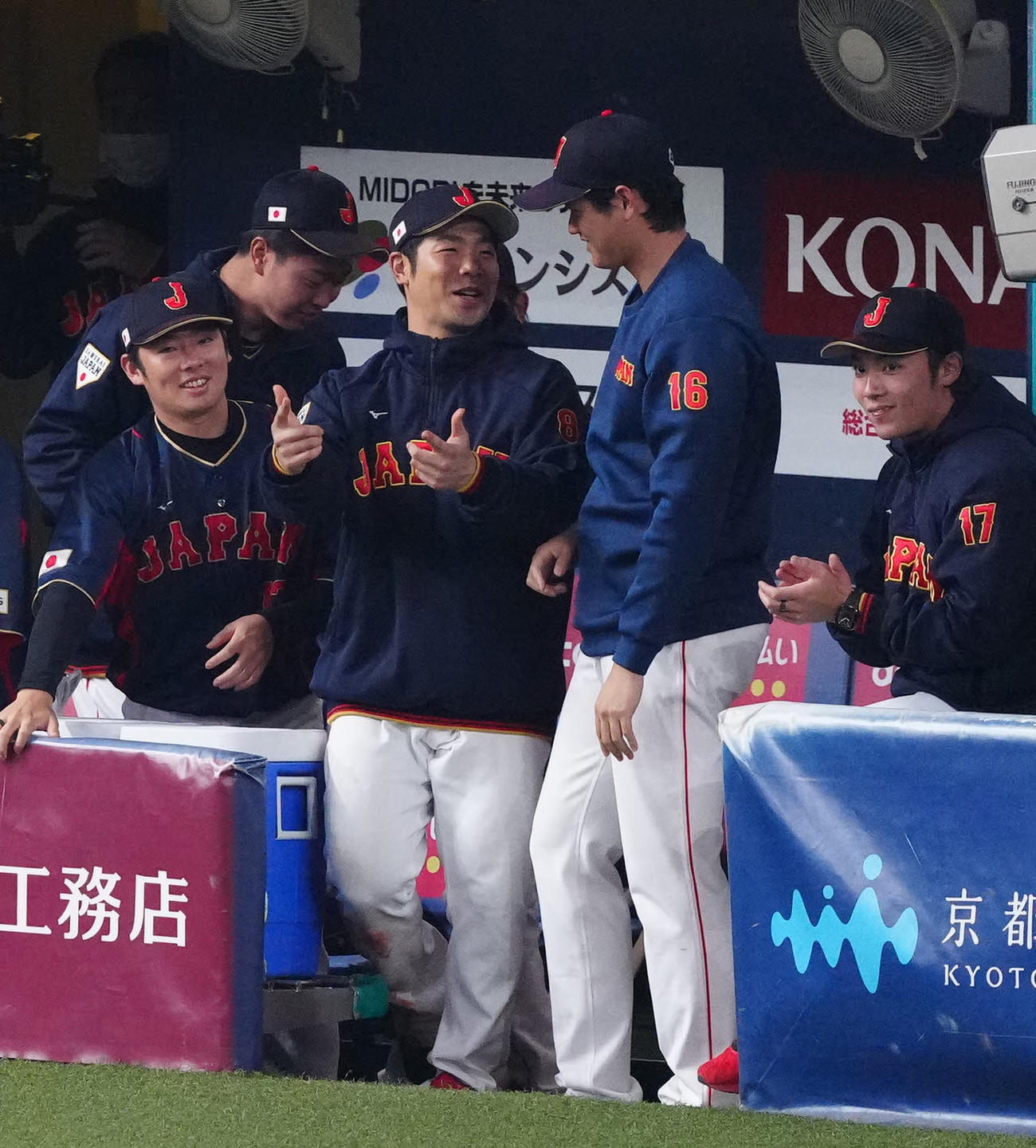 侍ジャパン対オリックス　8回裏侍ジャパン無死、山川がソロ本塁打を放ち、大谷（中央右）にどすこいポーズをうながす近藤（撮影・江口和貴）