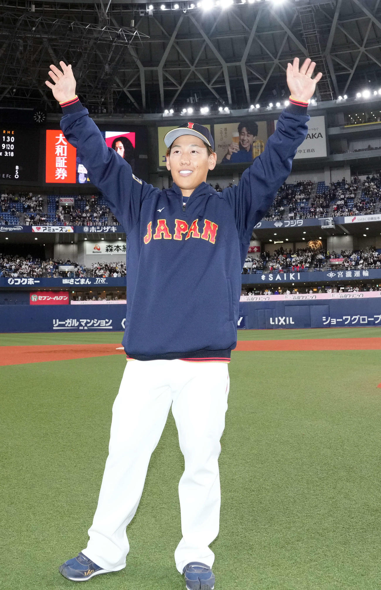 侍ジャパン対オリックス　ヒーローインタビュー後、ファンの声援に応える吉田（撮影・狩俣裕三）