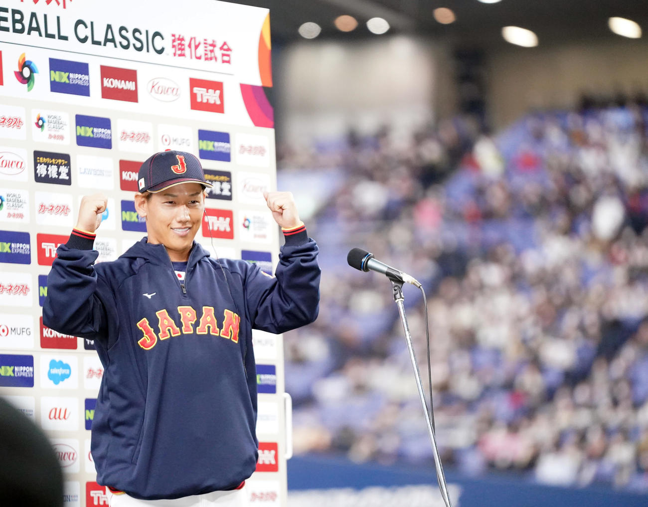 侍ジャパン対オリックス　お立ち台でポーズを決める吉田（撮影・狩俣裕三）