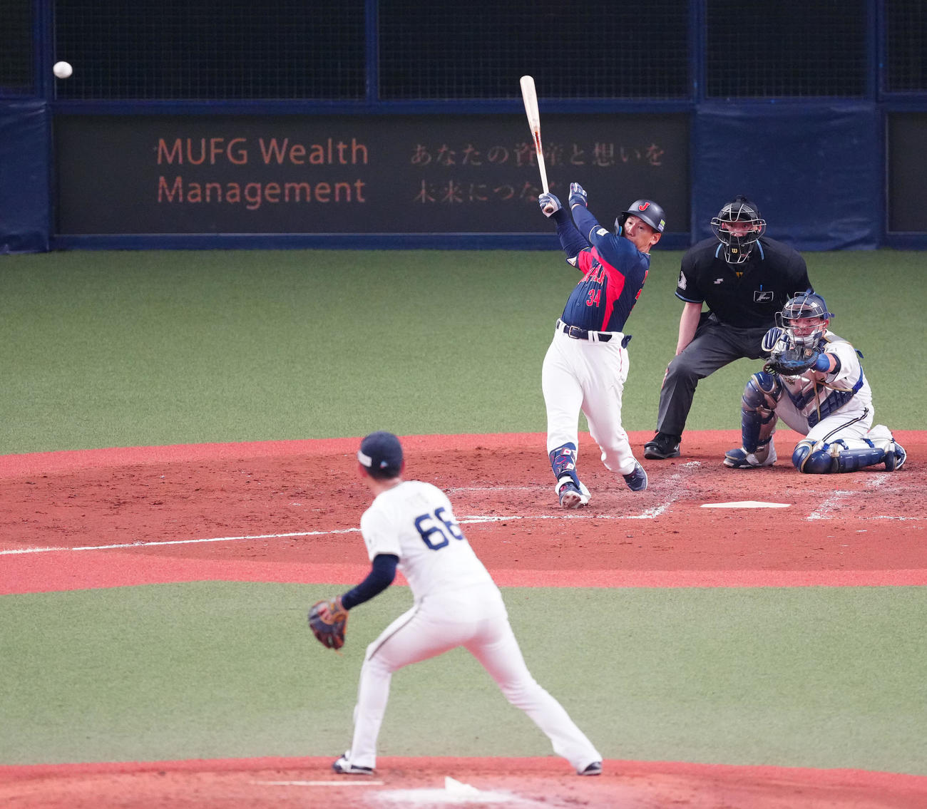 侍ジャパン対オリックス　4回裏侍ジャパン2死一塁、右前打を放つ吉田。投手吉田（撮影・江口和貴）
