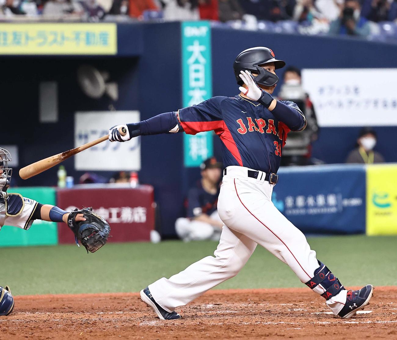 侍ジャパン対オリックス　4回裏侍ジャパン2死一塁、吉田は右前打を放つ（撮影・上田博志）