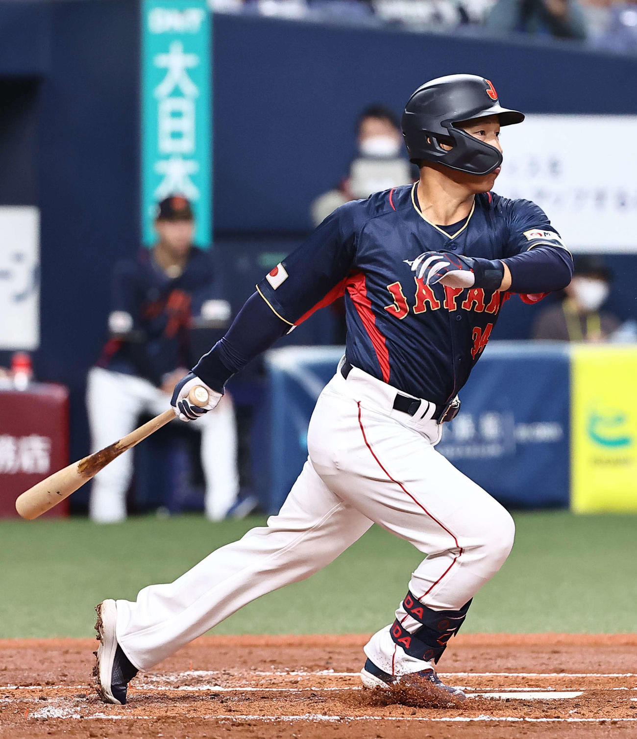 侍ジャパン対オリックス　1回裏侍ジャパン1死一、二塁、吉田は右前に先制適時打を放つ（撮影・上田博志）