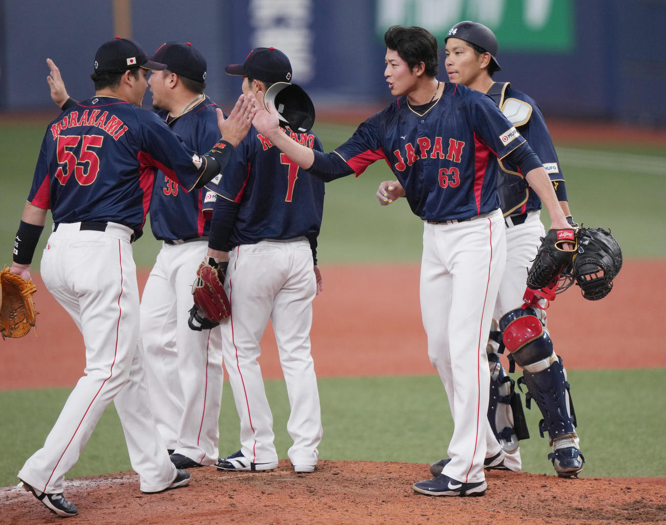 侍ジャパン対オリックス　試合後、健闘をたたえ合う村上（左）と山崎颯（撮影・狩俣裕三）