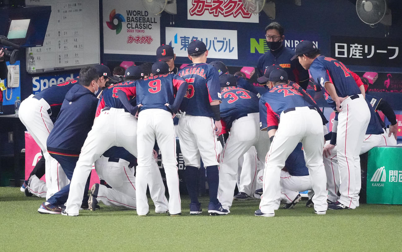 侍ジャパン対オリックス　試合前、円陣を組む侍ジャパンの選手たち（撮影・江口和貴）