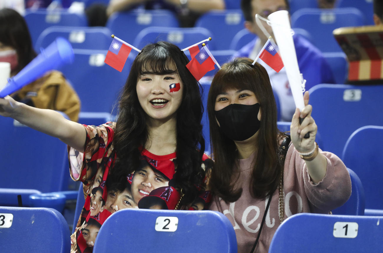 台湾を応援するファン（AP）