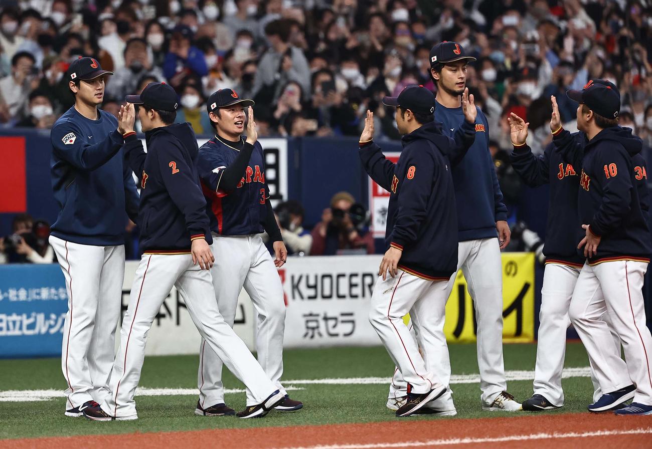 WBC強化試合　左から大谷、松井、ダルビッシュはハイタッチでナインを出迎える（撮影・上田博志）