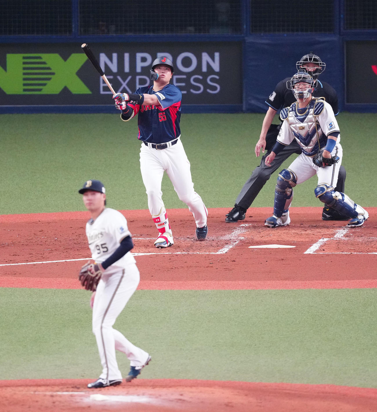 侍ジャパン対オリックス　1回裏侍ジャパン2死一、二塁、左中間に3点本塁打を放つ村上。投手東（撮影・江口和貴）