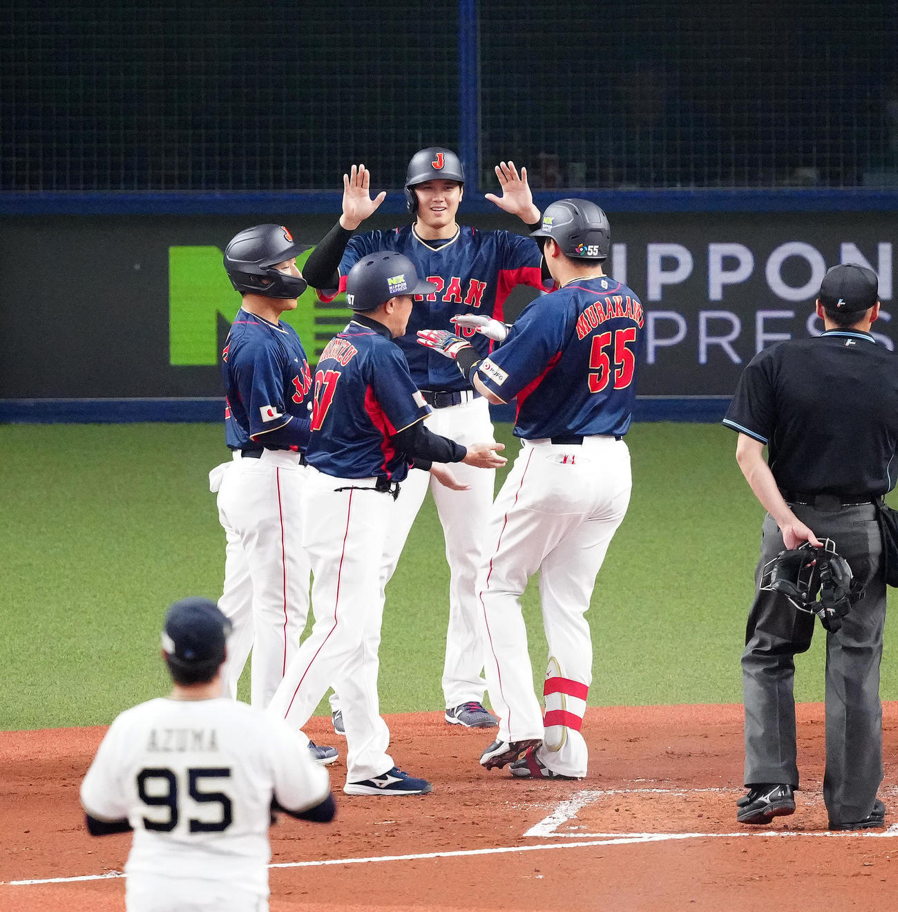 侍ジャパン対オリックス　1回裏侍ジャパン2死一、二塁、3点本塁打を放った村上（後方左から4人目）とタッチを交わす大谷（撮影・江口和貴）