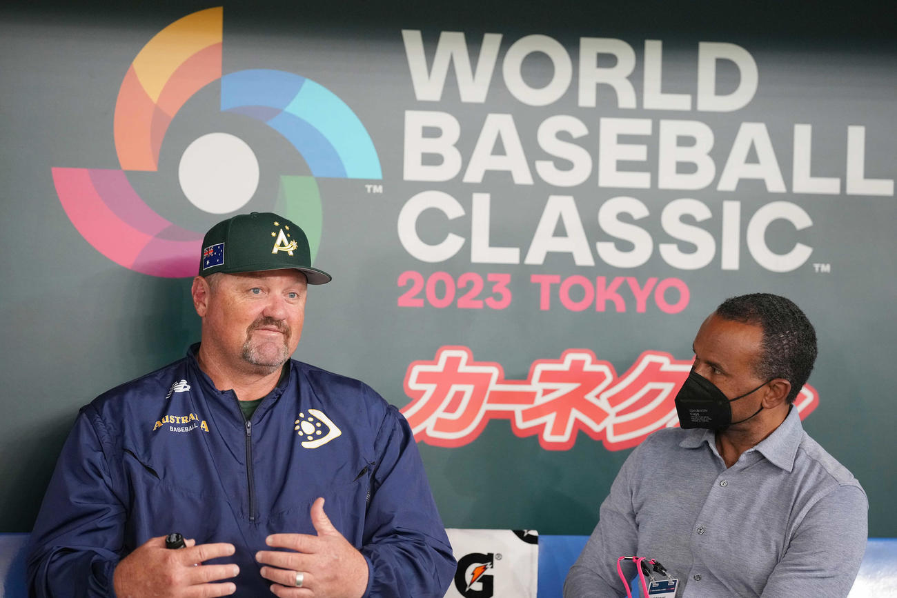 取材を受けるオーストラリアのニルソン監督（左）（撮影・鈴木みどり）