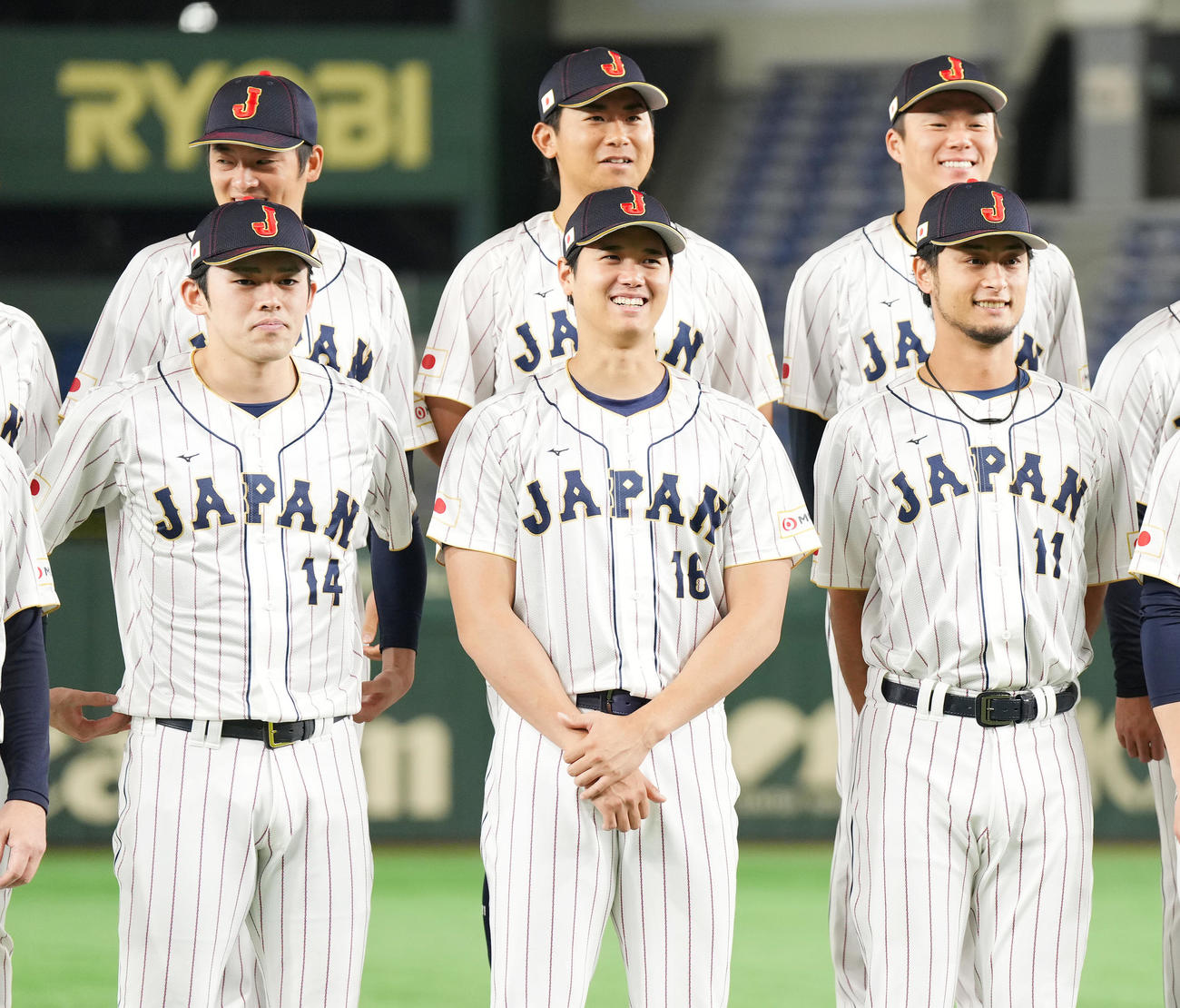 WBCを翌日に控え、笑顔で記念写真に納まる大谷（中央）。左は佐々木、右はダルビッシュ（撮影・菅敏）