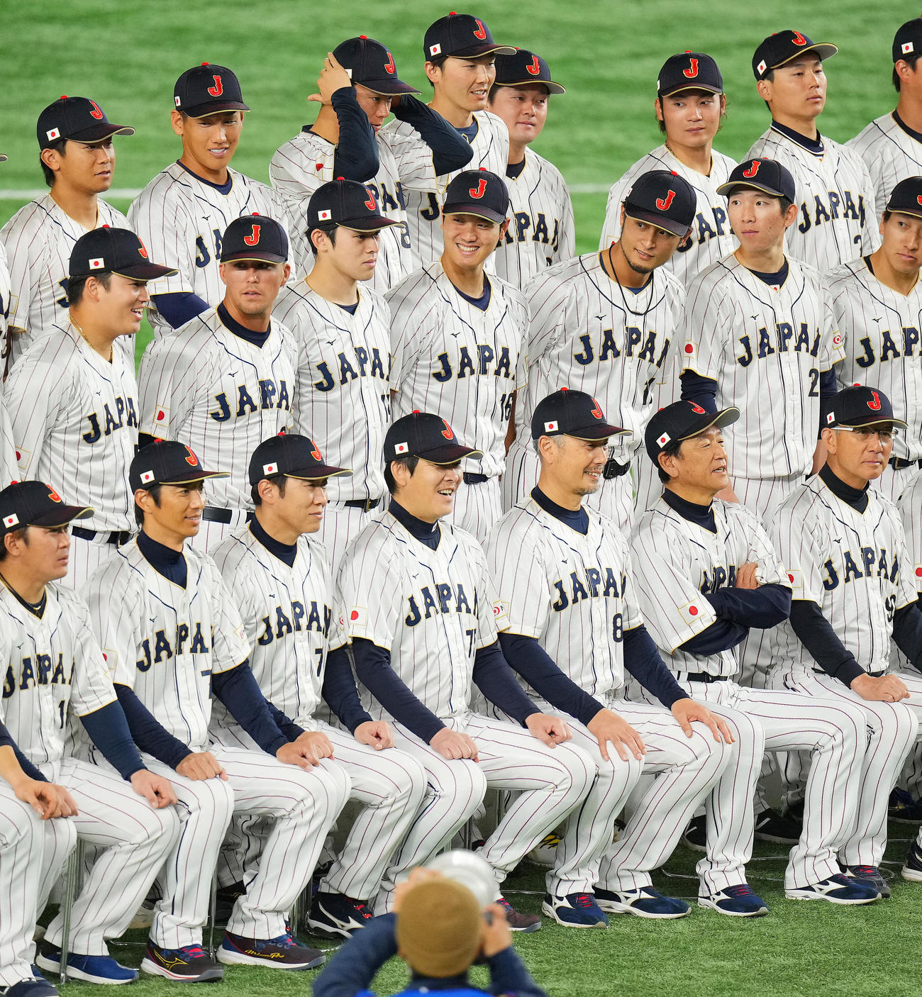 前日練習前の集合写真で笑顔を見せる大谷（中列中央）ら選手たち（撮影・垰建太）