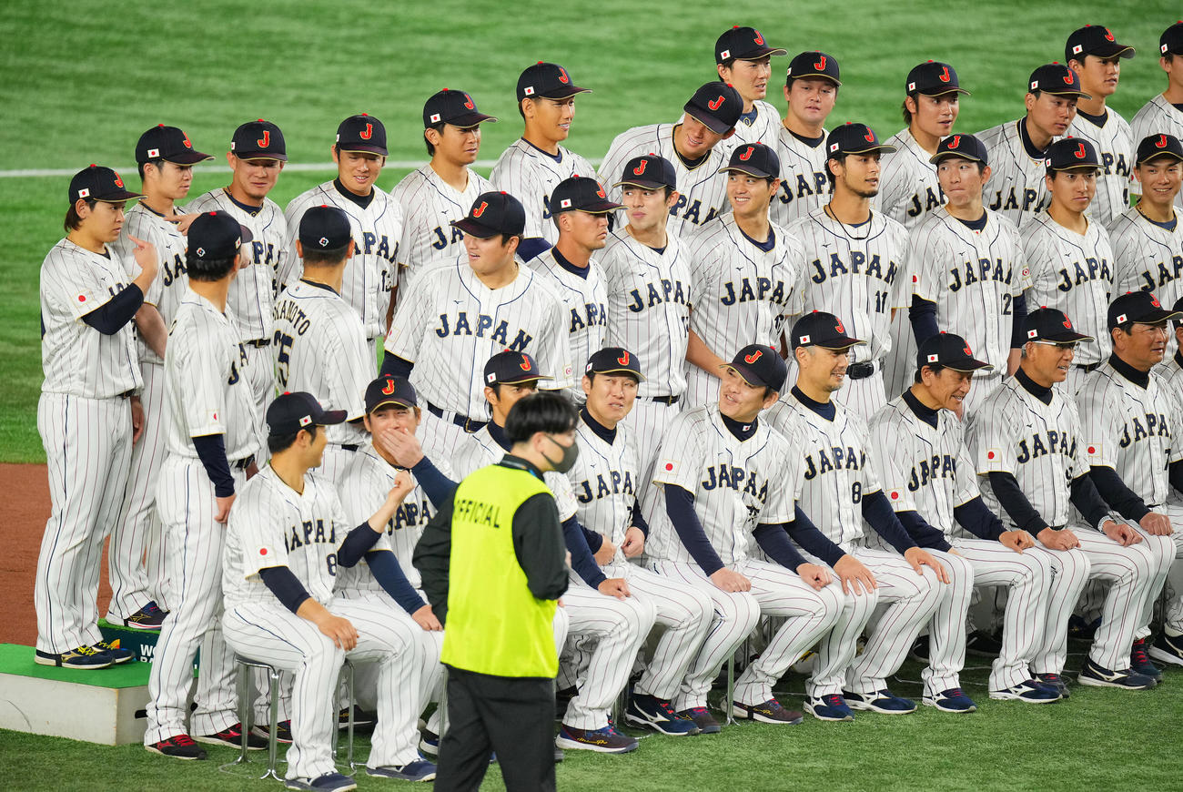 前日練習前の集合写真で困惑する宮城（左端）らを笑顔で見つめる大谷（中列右から5人目）、佐々木（同6人目）らナイン（撮影・垰建太）