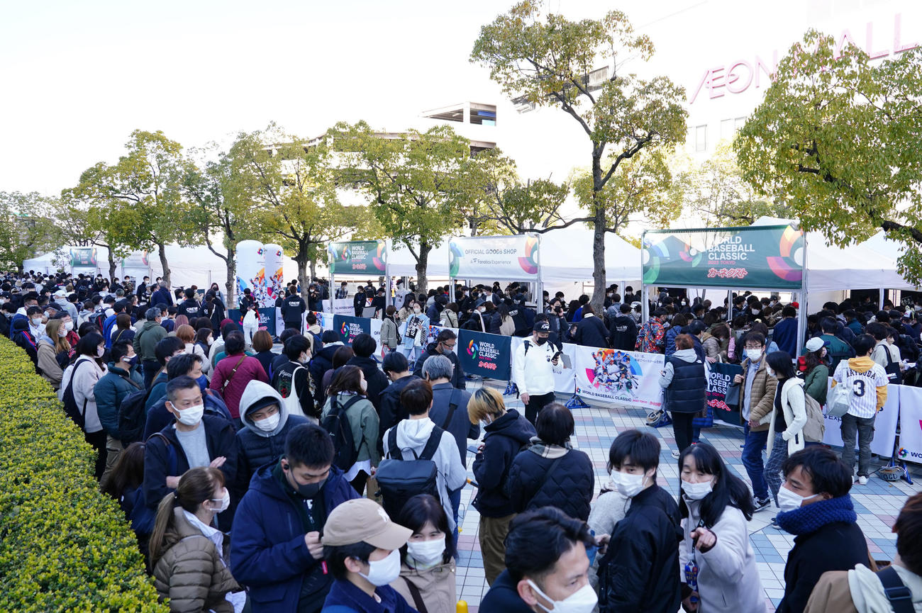 グッズ売り場に並ぶ大勢の観客（2023年3月6日撮影）