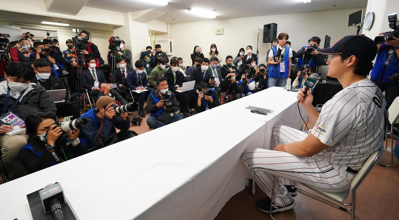 多くの報道陣の視線を受けながら会見に臨む大谷（手前右）撮影・菅敏）