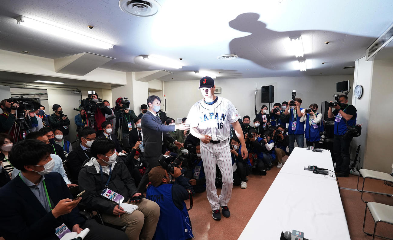 報道陣が待ち構える会見場に姿を見せる侍ジャパン大谷（中央）撮影・菅敏）