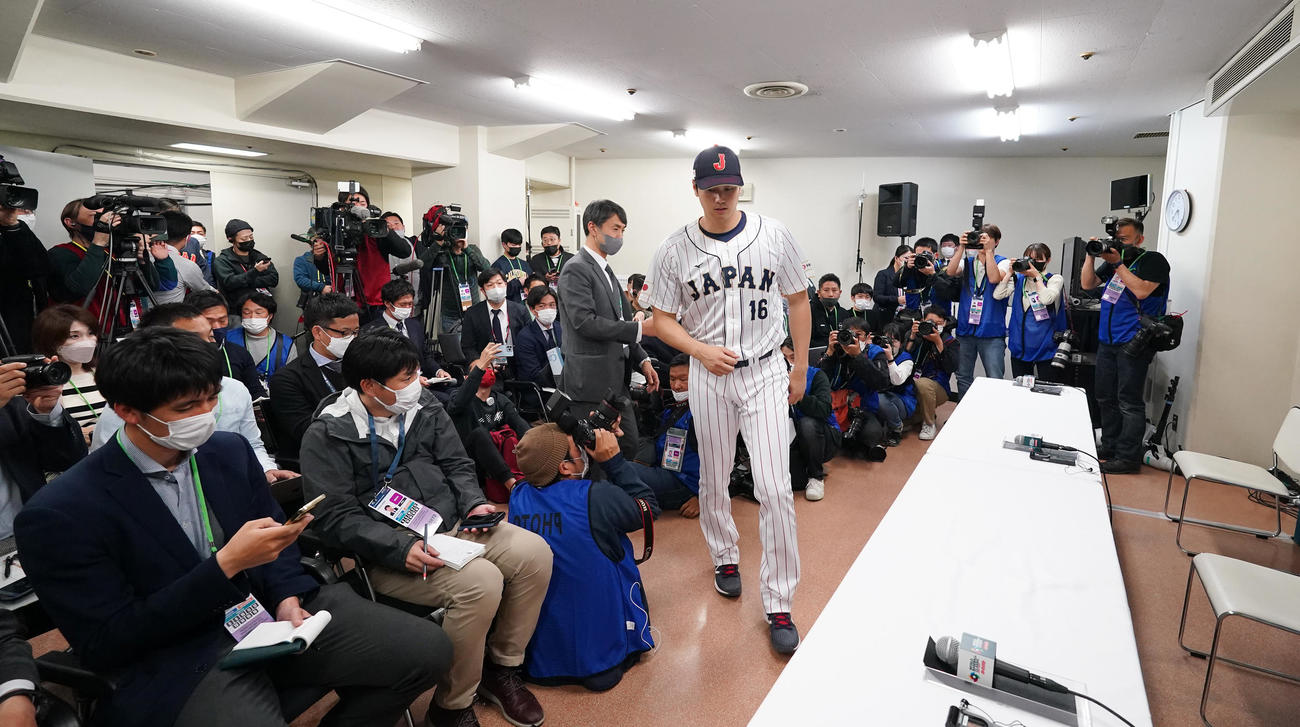 多くの報道陣の視線を受けながら会見に臨む大谷（中央）撮影・菅敏）