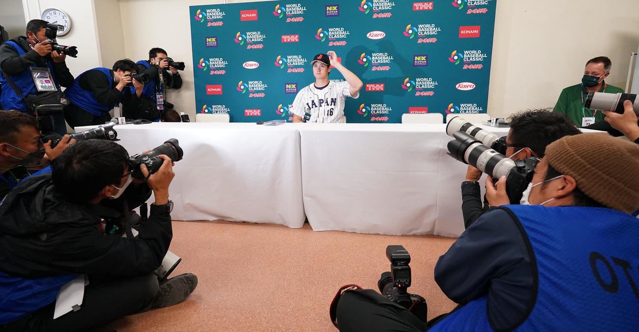 多くの報道陣の視線を受けながら会見に臨む大谷（中央）（撮影・菅敏）