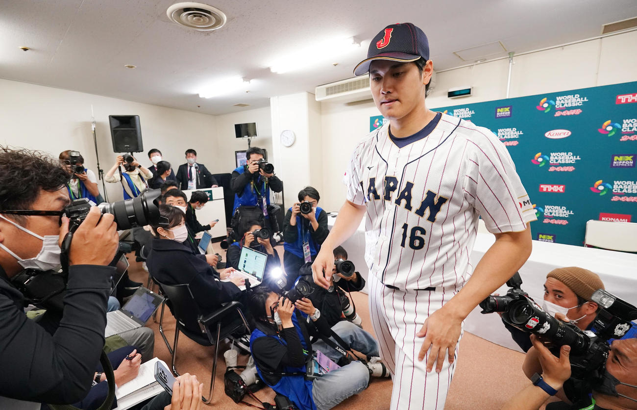 前日会見を終え、引き揚げる大谷（手前）（撮影・菅敏）
