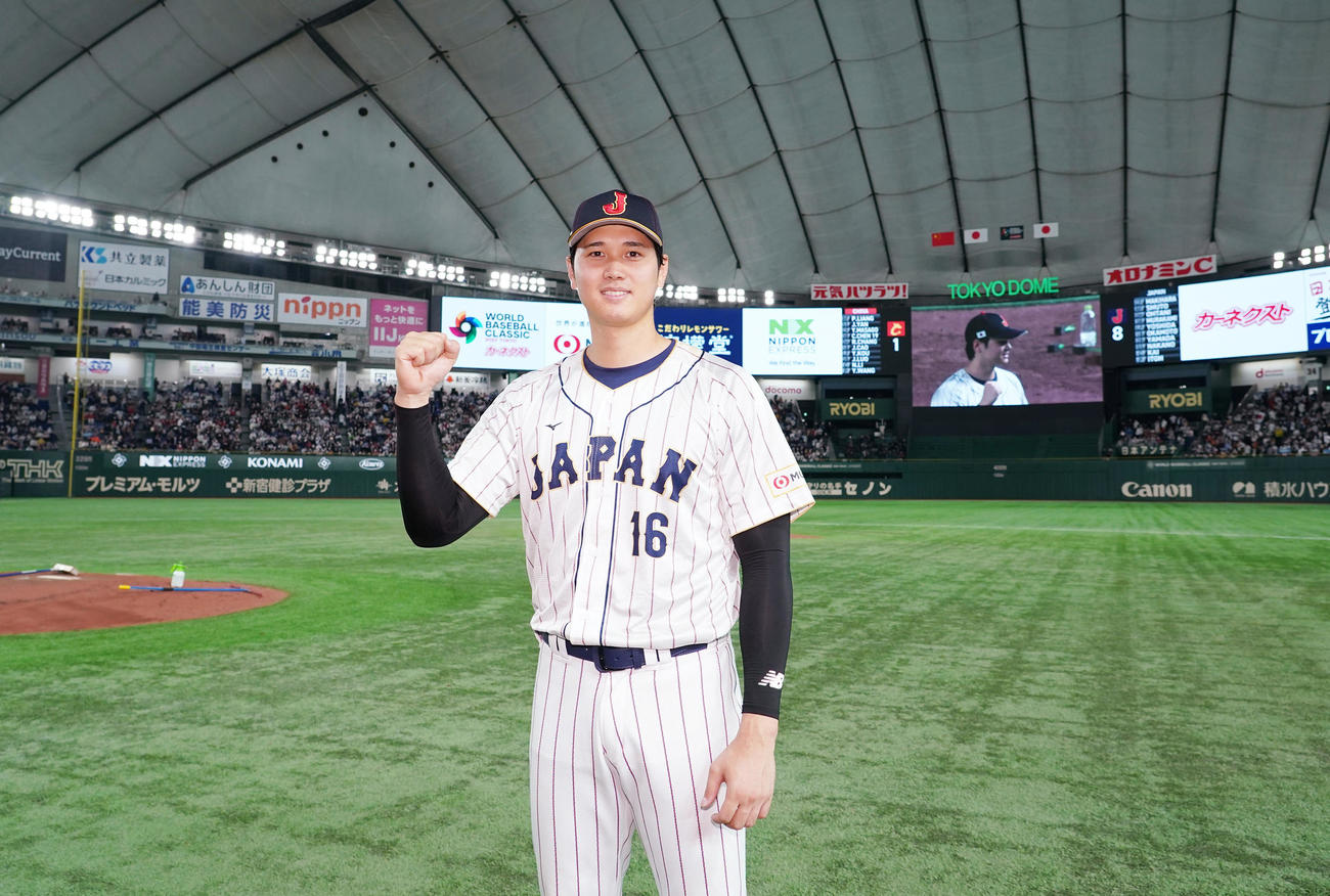 日本対中国　勝利投手の大谷は、笑顔でガッツポーズを見せる（撮影・菅敏）