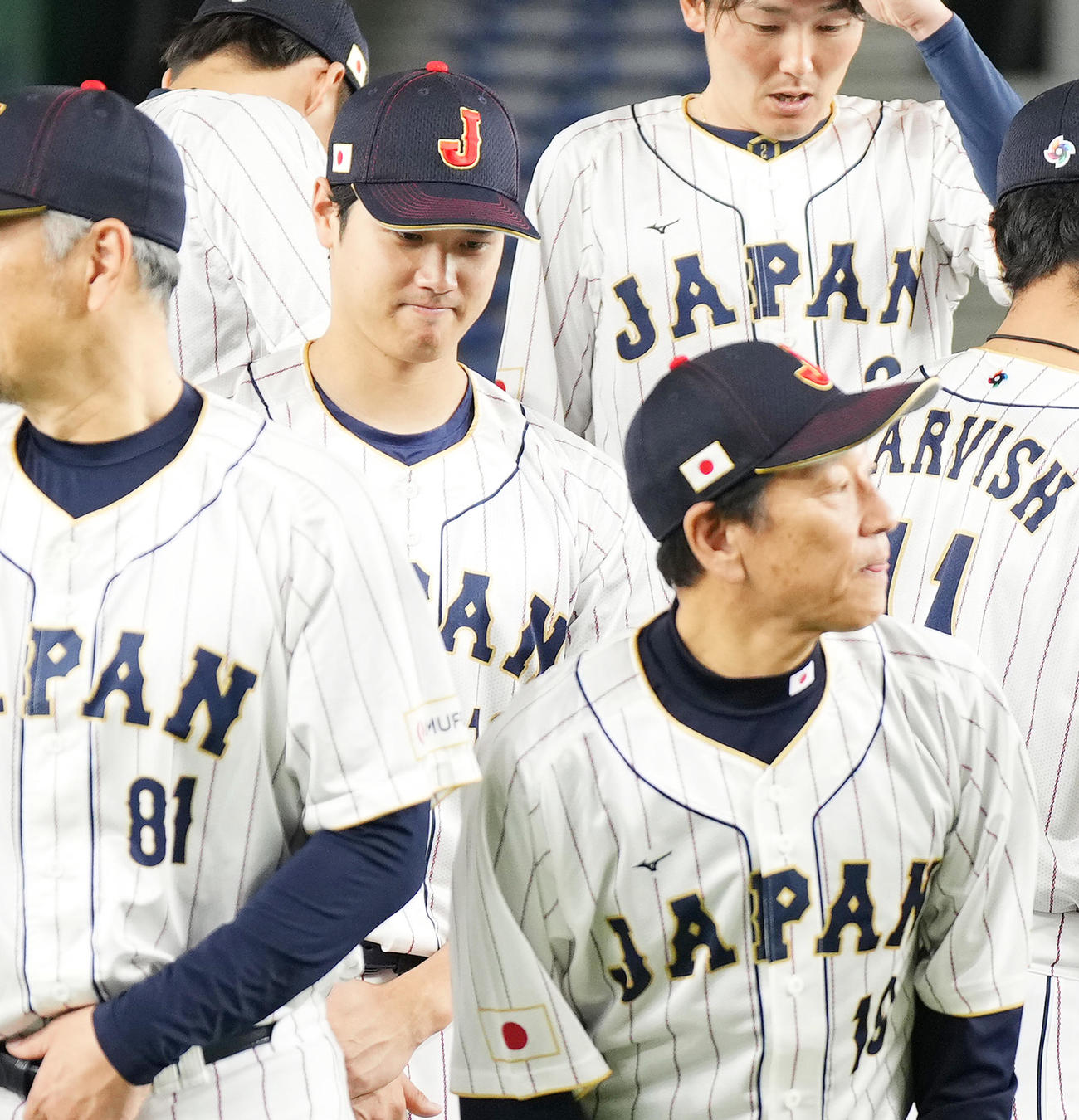 記念写真に撮り終え、栗山監督（手前）の背番号を見つめる大谷（撮影・菅敏）