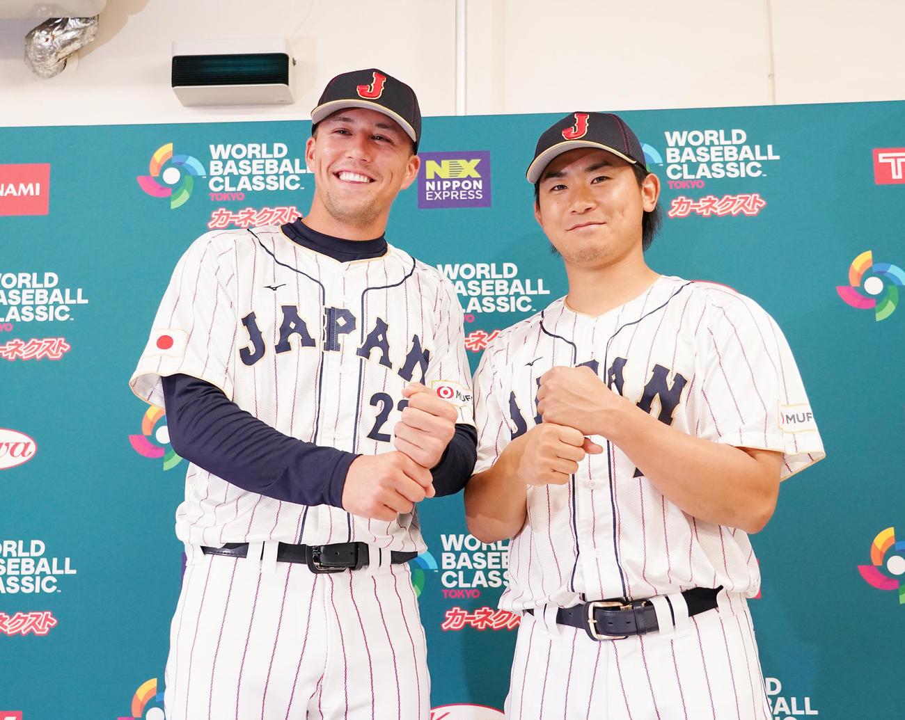 前日会見でペッパーミル・パフォーマンスをするヌートバー（左）と今永（撮影・菅敏）