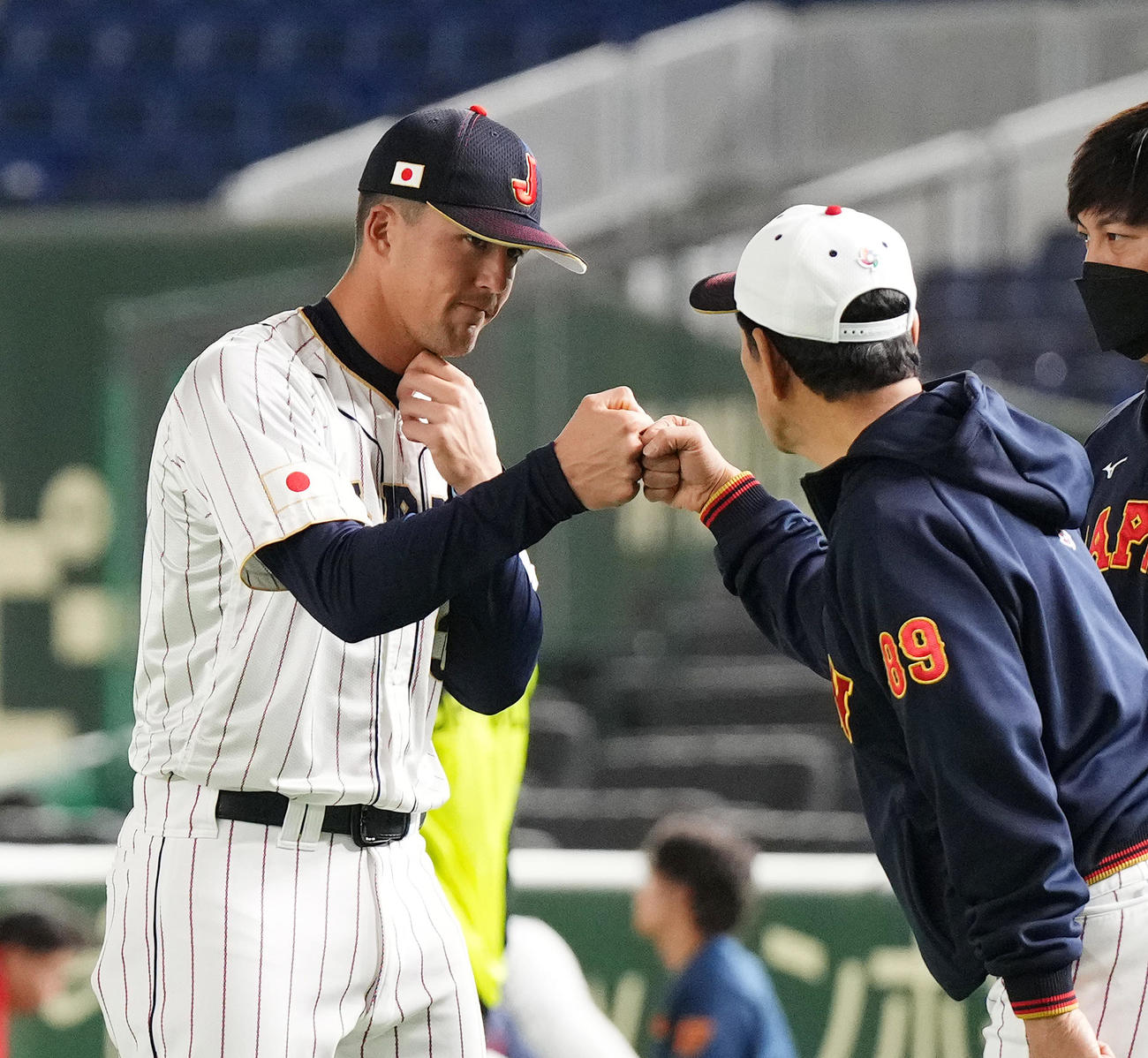 前日練習で栗山監督（右）とタッチをするヌートバー（撮影・菅敏）