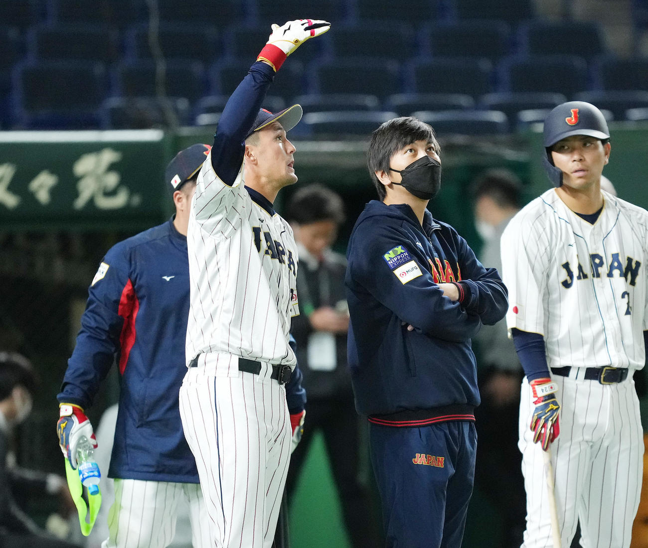 東京ドームの天井を見上げながら水原一平氏（右から2人目）と話すヌートバー（撮影・菅敏）