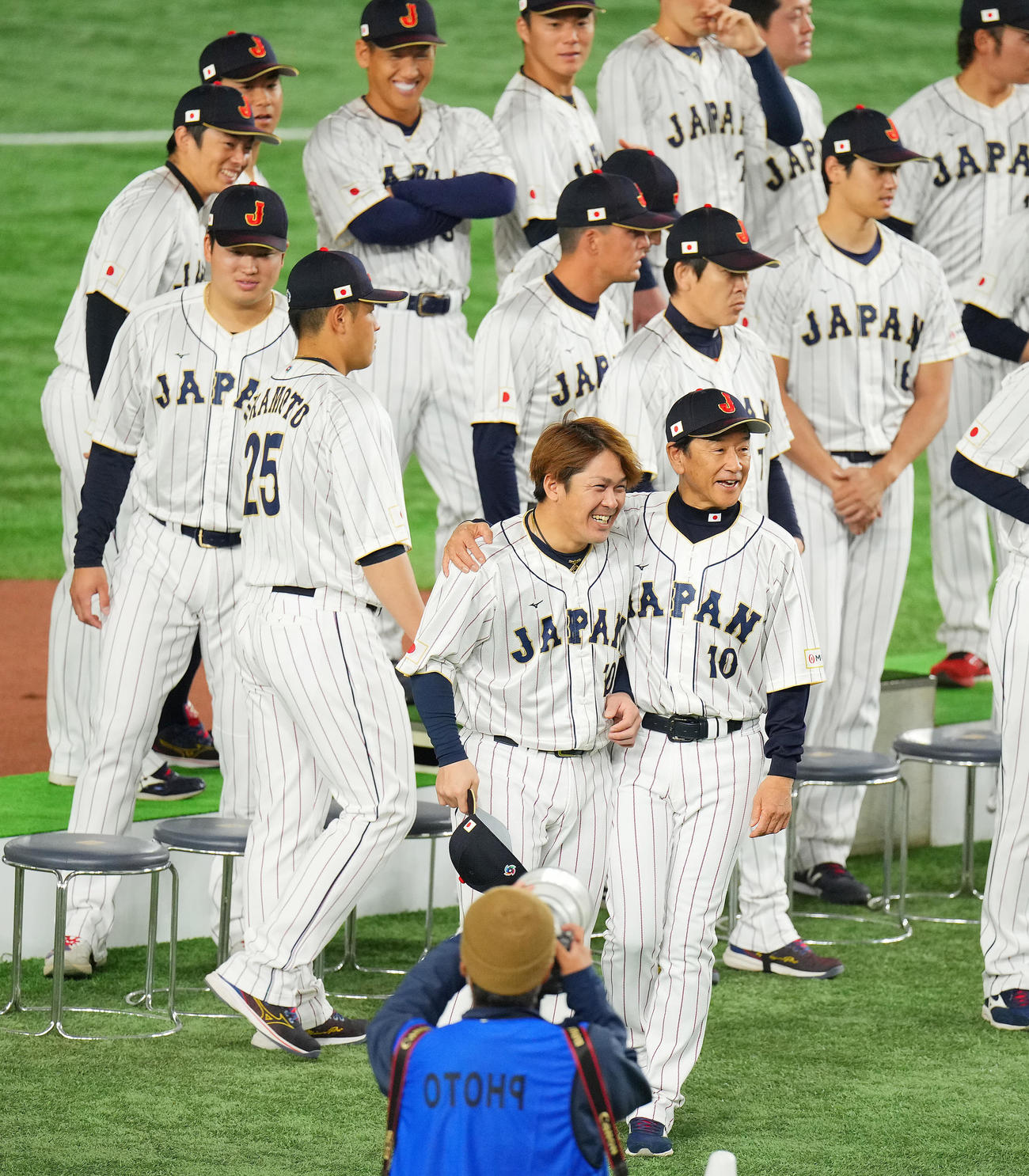 前日練習前の撮影を終え笑顔で肩を組む栗山監督（手前右）と甲斐（同左）（撮影・垰建太）