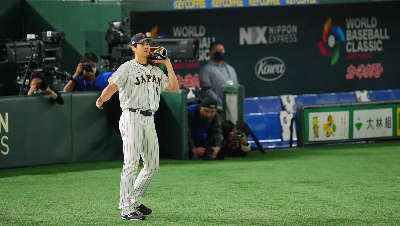 前日練習を終え引き揚げる侍ジャパン大谷（撮影・垰建太）