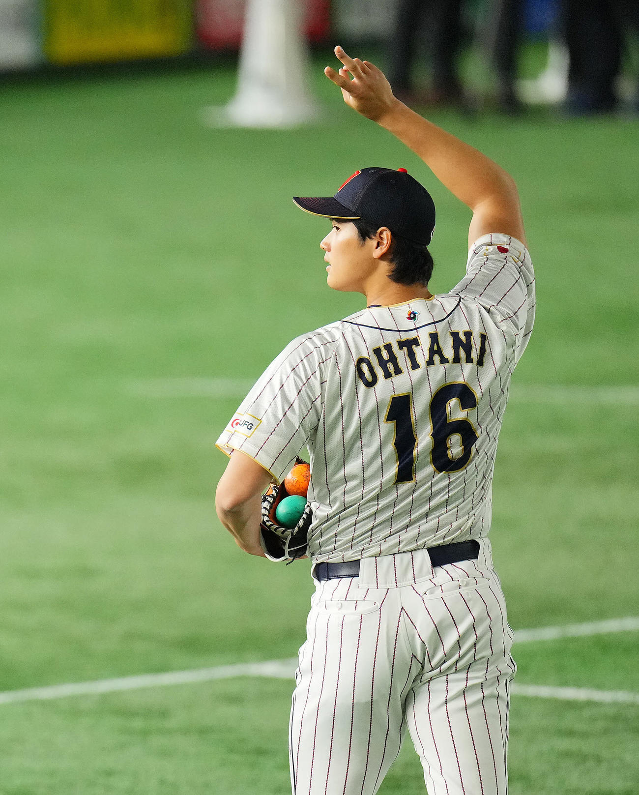 前日練習を終え指を2本立てながら引き揚げる侍ジャパン大谷（撮影・垰建太）