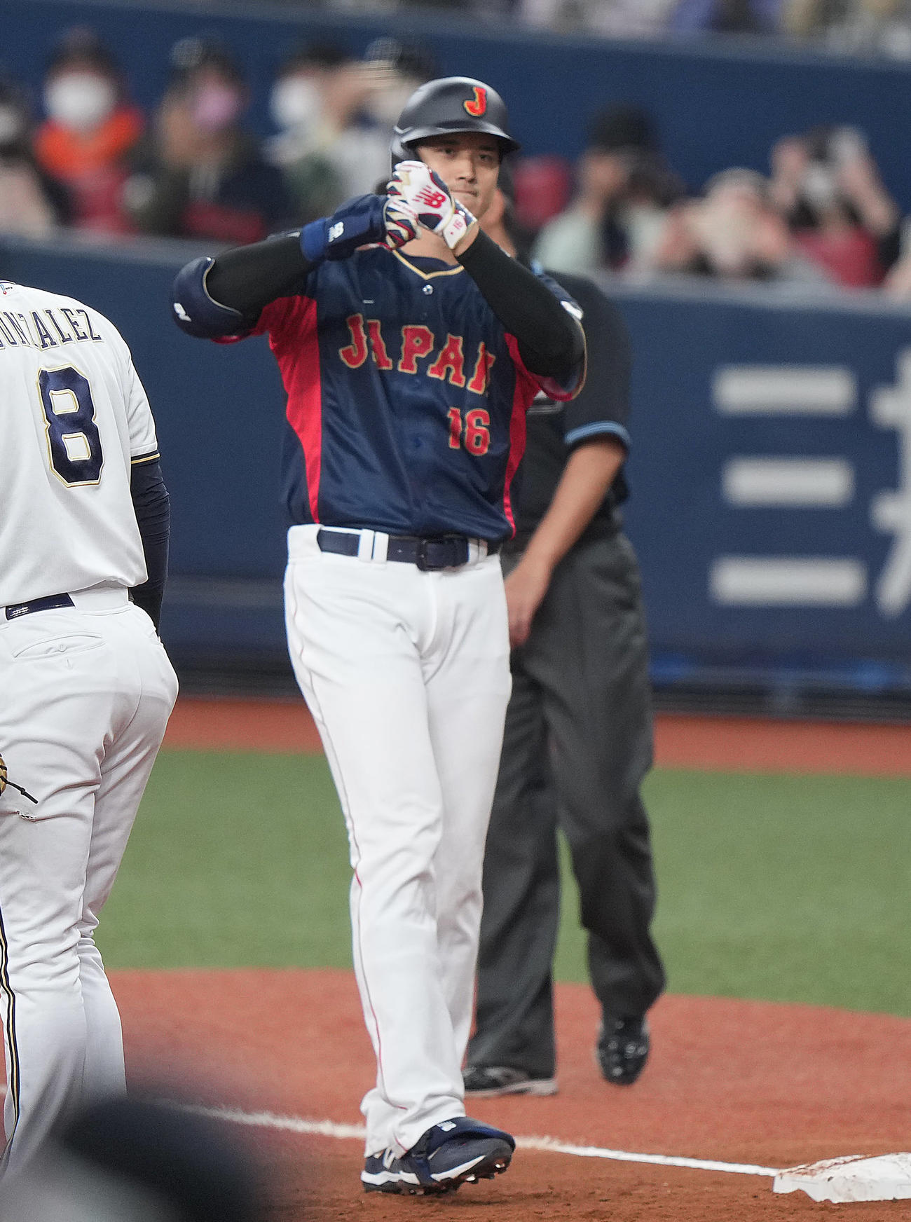 侍ジャパン対オリックス　1回裏侍ジャパン1死一塁、中前打を放ち、ペッパーミルパフォーマンスを決める大谷（撮影・狩俣裕三）