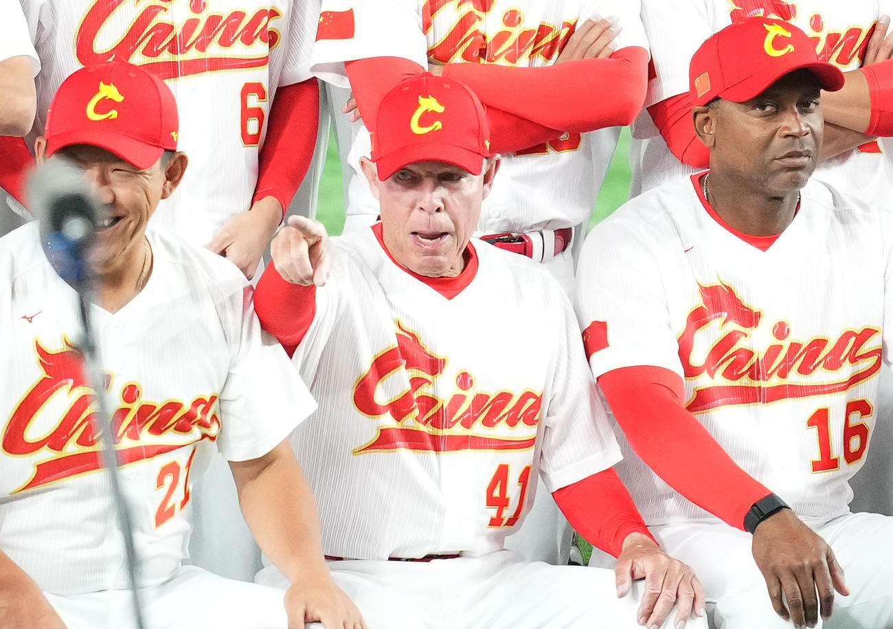 WBC開幕を翌日に控え、記念写真に納まる中国代表のディーン・トレーナー監督（中央）（撮影・菅敏）