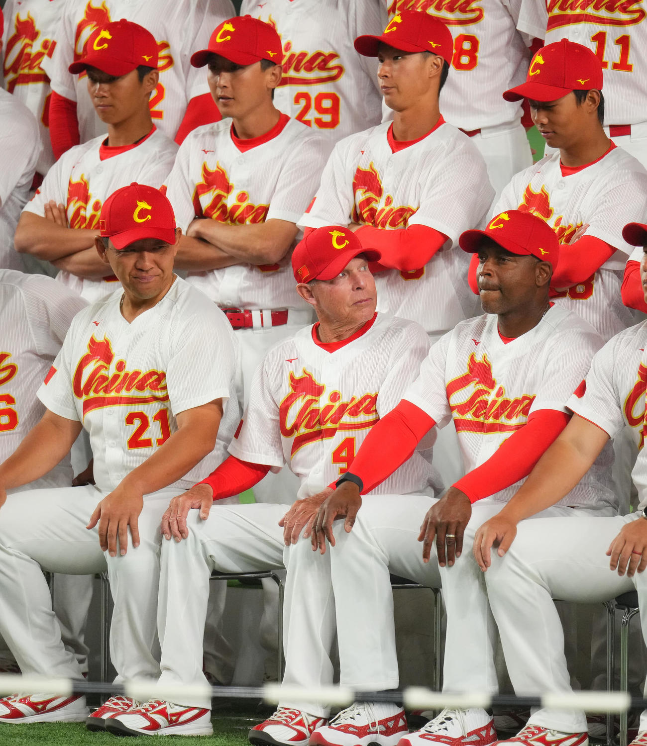前日練習で集合写真に納まるトレーナー監督（前列中央）ら中国の選手たち（撮影・垰建太）