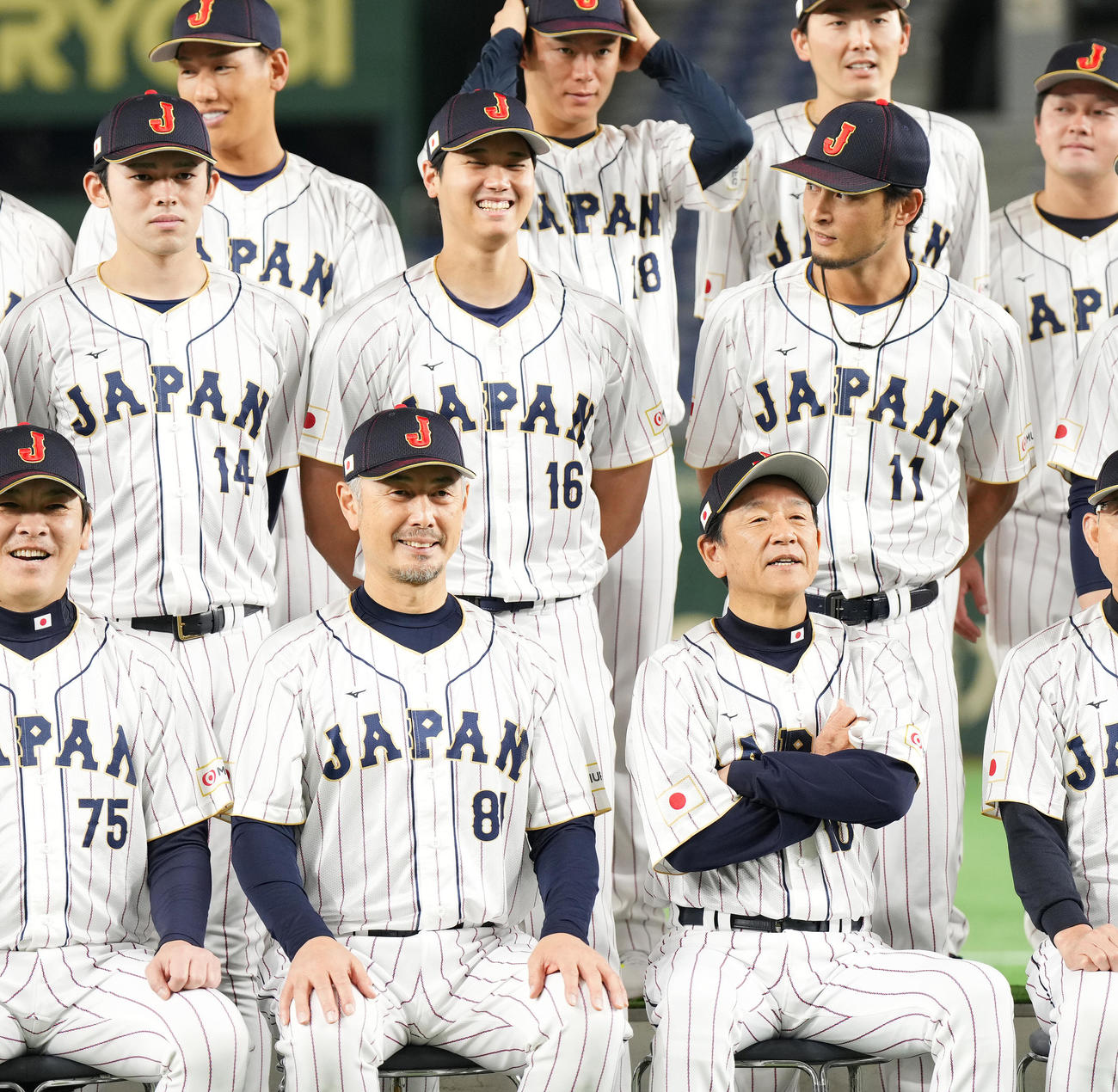WBC開幕を翌日に控え、記念写真に納まる大谷（中央）と栗山監督（前列右）ら（撮影・菅敏）