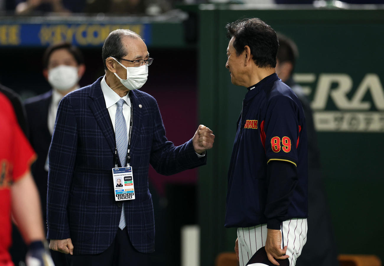 日本対中国　試合前、ソフトバンク王会長（左）の激励を受ける栗山監督（撮影・前田充）