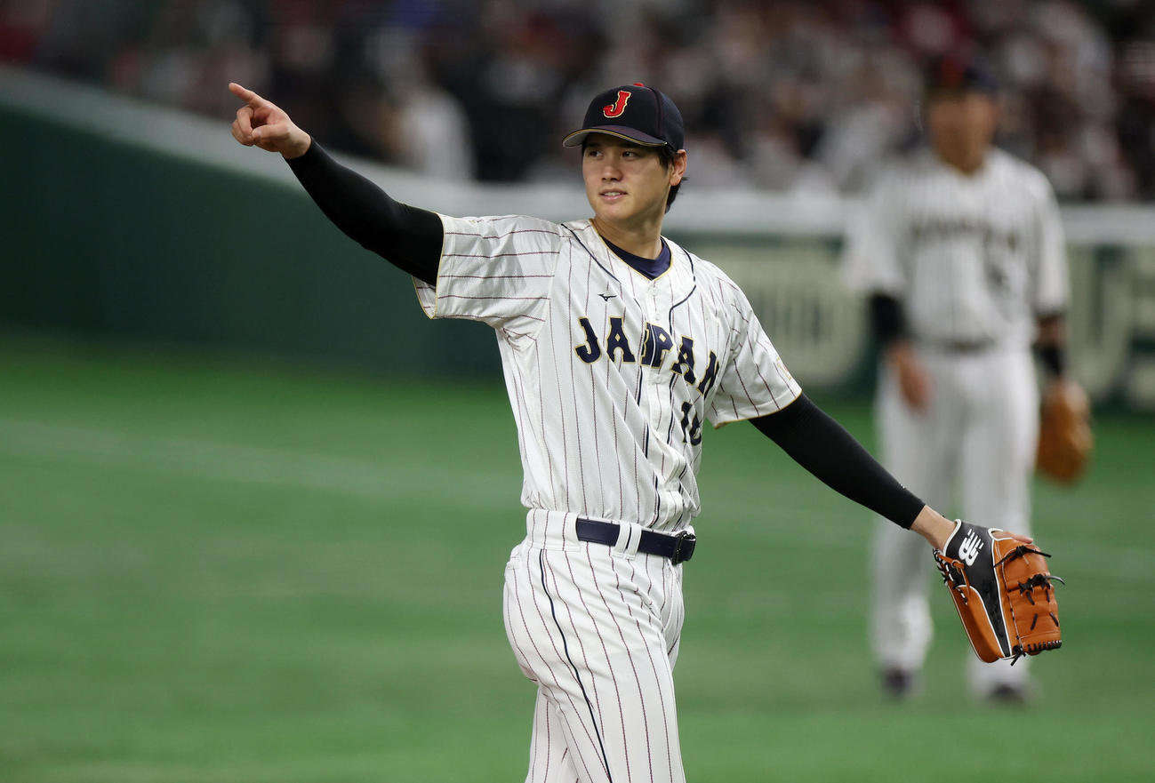 日本対中国　4回表中国1死、楊普への投球でスイングをアピールする大谷（撮影・前田充）